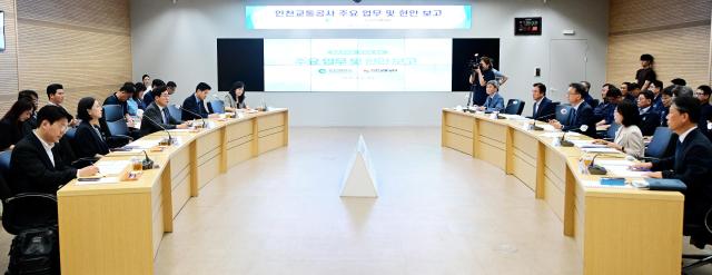 박찬대 인천광역시장이 6일 남동구 인천교통공사에서 열린 업무보고에서 주요현안을 논의하고 있다 사진인천시