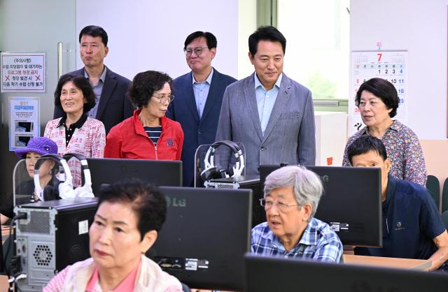 오세훈 서울시장이 6일 서대문구 시립서대문노인종합복지관을 찾아 컴퓨터 교육을 받는 어르신들을 바라보고 있다 사진서울시