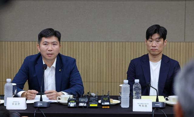 박지성 K-축구혁신위원회 공동위원장과 유승민 공동위원장대한체육회 회장 사진문체부
