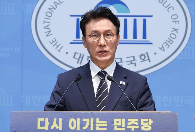 더불어민주당 당권주자인 김민석 전 국무총리가 6일 국회 소통관에서 당 대표 출마 선언 기자회견을 하고 있다사진연합뉴스