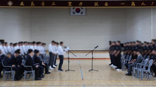 Các thành viên đội bóng chày Baekjae đọc thư xin lỗi trước các học sinh đội bóng chày Gwangju Ilgo. [Ảnh=Seoul Metropolitan Office of Education]