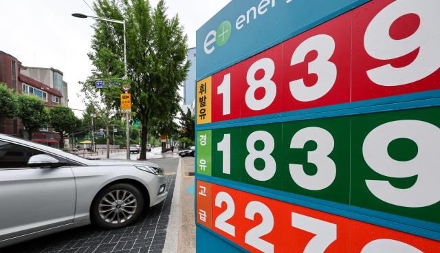 Pump prices drop below 2,000 won amid easing tensions in Middle East