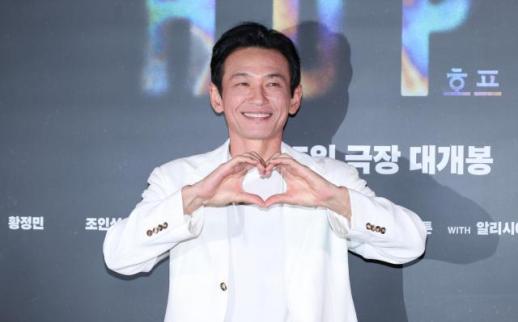 Hwang Jung-min shines at Hope screening