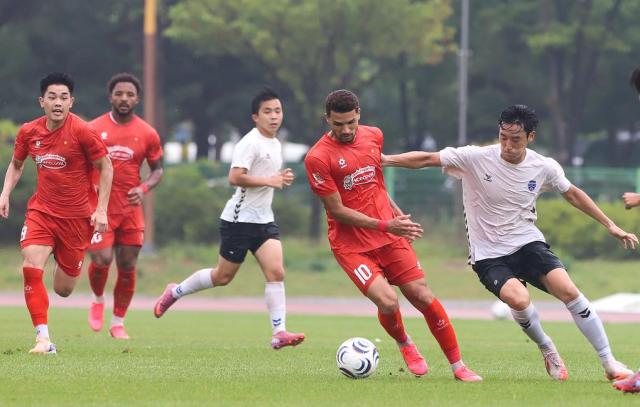 베트남, 韓 전지훈련 첫 경기 6-0 승리... 현지선 3부 팀 이긴 게 자랑? 반응도