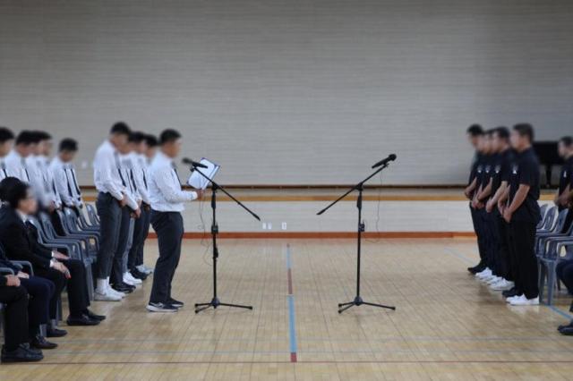 Members of the baseball team from Paichai High School left bow in apology to players from Gwangju Jeil High School right on Sunday over the recent May 18 mockery chant incident The Paichai players lowered their heads in a gesture of remorse  Courtesy of the Seoul Metropolitan Office of Education