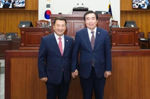 제10대 경주시의회 개원…임활 의장·최재필 부의장 선출