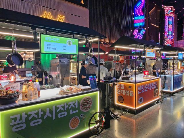 매주 토요일과 일요일 디지털 엔터테인먼트 거리 오로라에서 운영 하는 ‘오로라 나이트 마켓’ 전경 사진기수정 기자