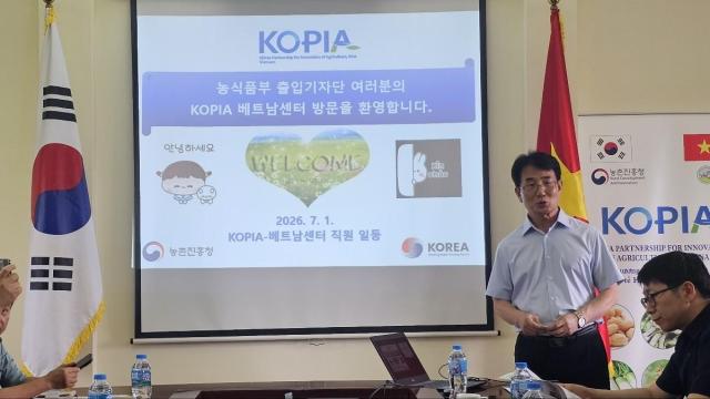 Giám đốc Trung tâm KOPIA Việt Nam Jo Myung-rae giới thiệu về các kết quả nghiên cứu tại Viện Nghiên cứu Dâu tằm tơ Việt Nam VietSERI
Ảnh Đoàn phóng viên chung Bộ Nông nghiệp và Thực phẩm Hàn Quốc