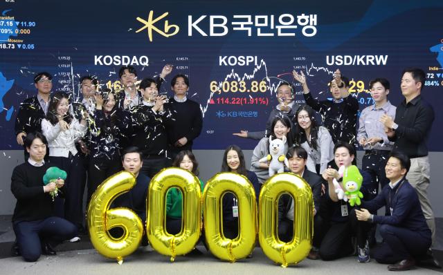 서울 영등포구 KB국민은행 딜링룸에서 직원들이 코스피 사상 첫 6000 돌파 기념 세리머니를 하고 있는 모습 사진국민은행

