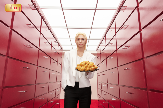 글로벌 모델 필릭스가 참여한 BBQ 캠페인 사진제너시스BBQ그룹