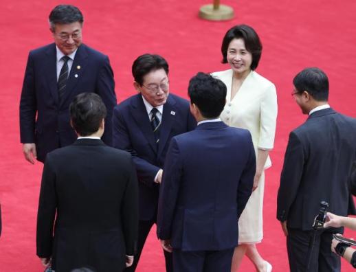 [포토] 이재명 대통령 부부, 나토 정상회의·몽골 순방차 출국