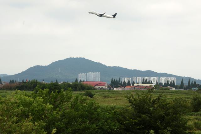 7일 전남광주 광산구 광주 군 공항에서 여객기가 날아오르고 있다 정부는 호남권 반도체 클러스터 부지로 광주 군 공항을 선정했다 사진연합뉴스