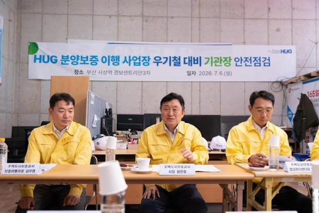 최인호 허그HUG 사장가운데이 6일 분양보증 이행 사업장에 방문하여 질의응답을 받고 있다 사진HUG