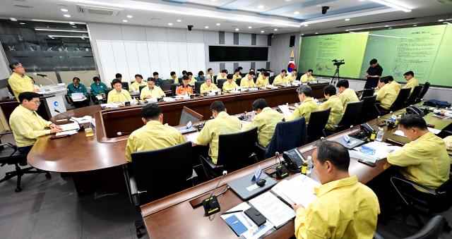 박찬대 인천광역시장이 7일 시청 재난종합상황실에서 열린 2026년 여름철 재난·안전대책 긴급 상황 점검회의에서 주요대책을 보고를 받고 있다 사진인천시