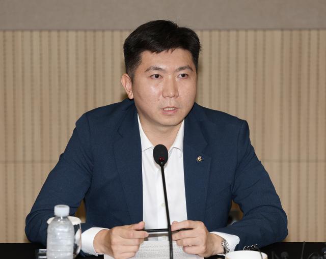 6일 서울 송파구 올림픽파크텔에서 열린 K-축구혁신위원회 출범식에서 유승민 대한체육회장이 발언하고 있다 사진연합뉴스