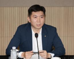 오프닝부터 쏟아붓는다…원작보다 거대한 뮤지컬 겨울왕국 