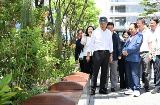 회색 산업 단지가 녹색으로...구로 G밸리에 가로숲정원 조성