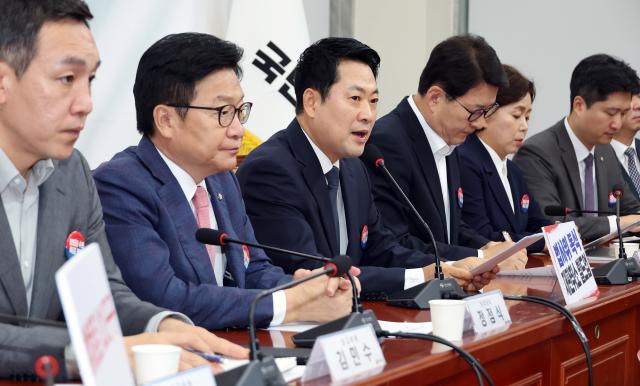 장동혁 국민의힘 대표가 지난 6일 국회에서 열린 최고위원회의에서 내일부터 시행되는 개정 정보통신망법과 관련한 발언을 하고 있다 사진연합뉴스