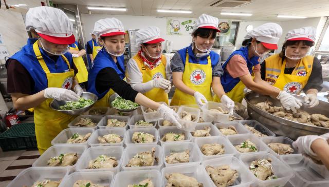 Volunteers serve Samgyetang to help vulnerable residents beat summer heat