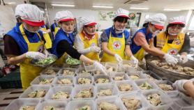 Volunteers serve Samgyetang to help vulnerable residents beat summer heat