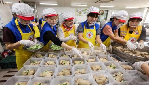 Volunteers serve Samgyetang to help vulnerable residents beat summer heat