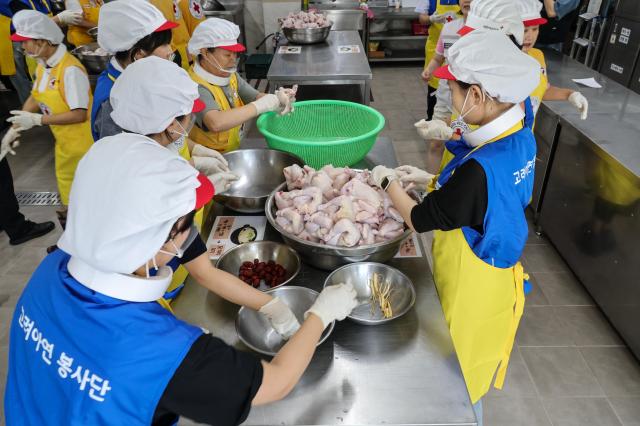 Employees of Korea Zinc and volunteers from the Korean Red Cross prepare samgyetang Koreas traditional ginseng chicken soup for underprivileged households at the Northern Volunteer Center of the Seoul Branch of the Korean Red Cross in Seoul on July 7 2026 AJP Yoo Na-hyun