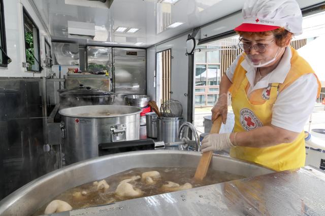 Employees of Korea Zinc and volunteers from the Korean Red Cross cook samgyetang at the Northern Volunteer Center of the Seoul Branch of the Korean Red Cross in Seoul on July 7 2026 AJP Yoo Na-hyun

