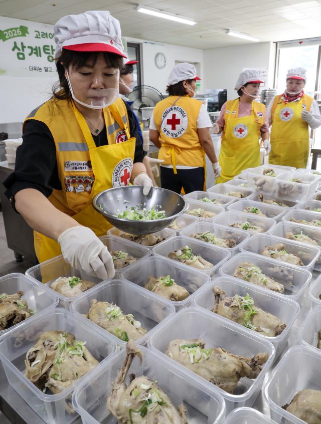 Employees of Korea Zinc and volunteers from the Korean Red Cross cook samgyetang at the Northern Volunteer Center of the Seoul Branch of the Korean Red Cross in Seoul on July 7 2026 AJP Yoo Na-hyun

