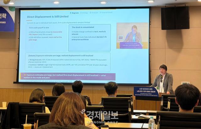 7일 서울 여의도 FKI타워에서 열린 한국경제인협회 세미나에서 길은선 산업연구원 연구위원이 AI 시대 생산성 제고 방안과 인력활용 전략에 대해서 발표하고 있다 사진정보운 기자
