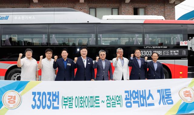 성수석 시장왼쪽 네 번째이 광역버스 운송 관계자들과 함께 하고 있다사진이천시
