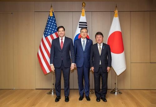 지난해 10월 경주 APEC 정상회의 계기 한미일 외교장관회의 사진외교부

