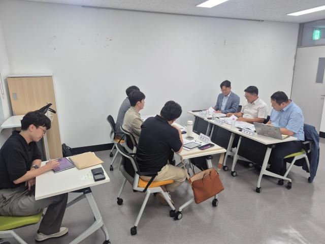 화성미래비전위원회 화성순환철도구축 구상 TF팀 관계자들이 순환철도 노선 구축 방안에 대해 회의를 진행하고 있다 사진화성시