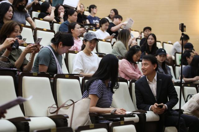 부모교육 참석자들과 소통 중인 최현덕 시장 모습 사진남양주시