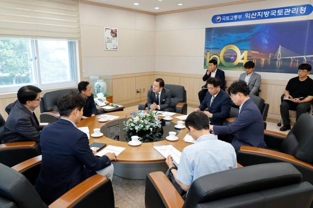 김태성 군수가 익산지방국토관리청을 방문해 백승호 청장과 면담하고 주민 불편 해소와 지역 발전을 위한 협력 방안을 논의했다사진신안군