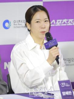 [포토] 소감 말하는 염혜란 (청룡시리즈 핸드프린팅)