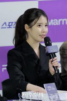 [포토] 소감 말하는 아이유 (청룡시리즈 핸드프린팅)