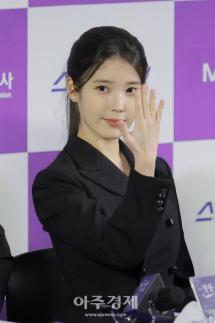 [포토] 아이유, 눈부신 미모 (청룡시리즈 핸드프린팅)