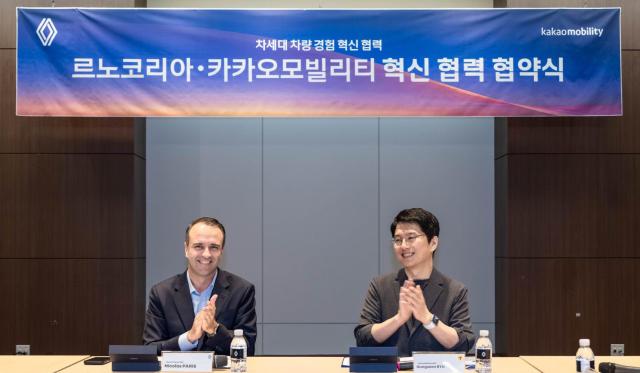 르노코리아와 카카오모빌리티의 차세대 차량 경험 혁신을 위한 업무협약식에서 니콜라 파리 르노코리아 사장왼쪽 류긍선 카카오모빌리티 대표가 기념사진을 촬영하고 있다 사진르노코리아