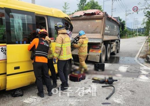 나주에서 출근길 버스가 앞서가던 트럭 들이받아 15명 다쳐  