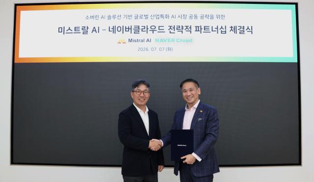 네이버클라우드와 미스트랄AI가 8일 제조 AI 혁신을 위한 전략적 파트너십을 체결했다 좌 김유원 네이버클라우드 대표 우 제프 순  미스트랄AI  APAC 대표