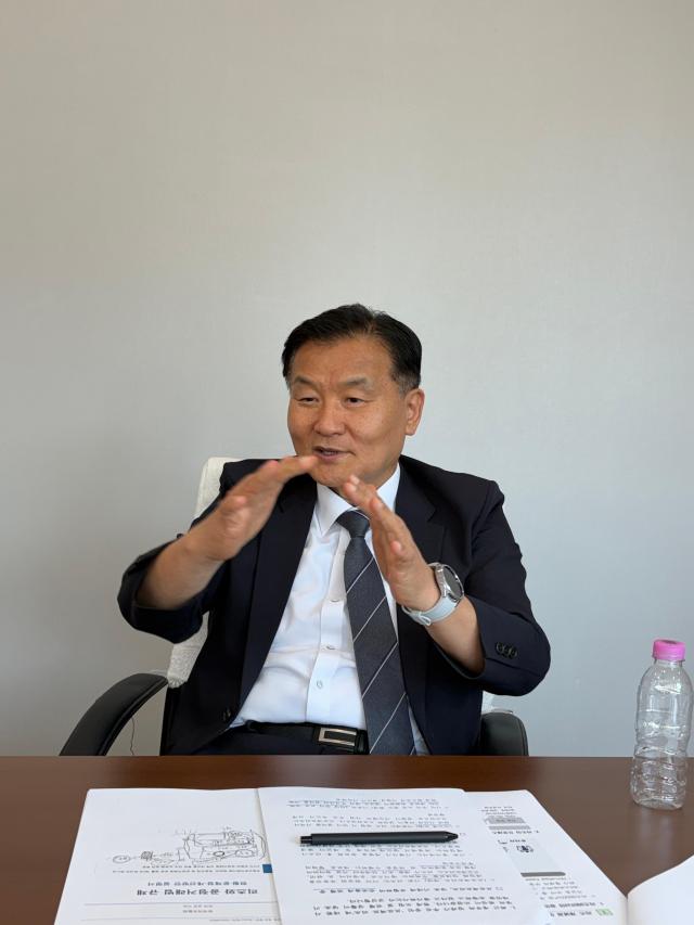 정병윤 한국리츠협회장이 지난달 12일 협회 사무실에서 아주경제신문과 인터뷰하고 있다 사진이은별 기자