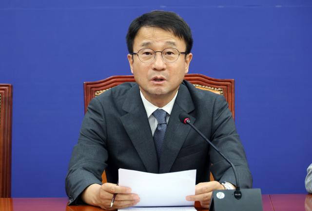 더불어민주당 한병도 당 대표 직무대행 및 원내대표가 지난 7일 국회에서 열린 원내대책회의에서 발언하고 있다사진연합뉴스
