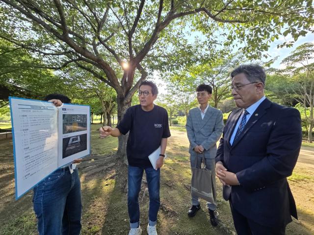 허민 국가유산청장이 지난 6일 부산 을숙도 국립자연유산원 건립 대상부지를 현장점검하고 있다 사진국가유산청