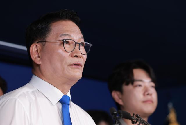 더불어민주당 송영길 의원이 8일 서울 여의도 민주당 중앙당사에서 당 대표 출마를 선언하고 있다 사진연합뉴스