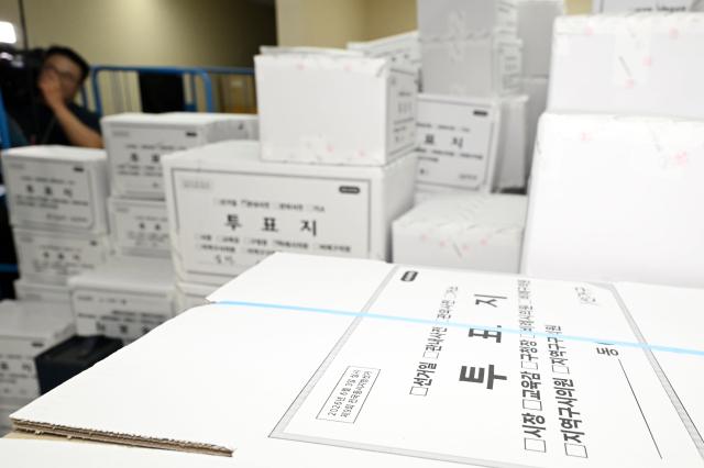 올림픽공원 개표소에 쌓여 있는 투표용지 보관상자 서울연합뉴스