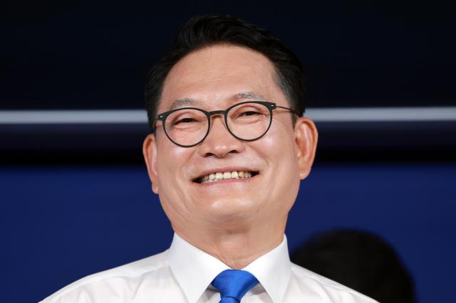 송영길 더불어민주당 의원이 8일 서울 여의도 민주당 중앙당사에서 당 대표 출마를 선언하며 밝게 웃고 있다 사진연합뉴스 
