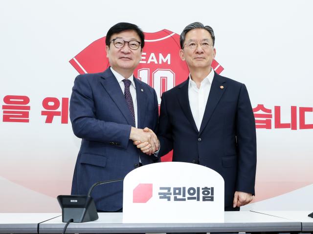 정점식 국민의힘 원내대표왼쪽가 8일 국회에서 정성호 법무부 장관을 만나 악수하고 있다사진연합뉴스