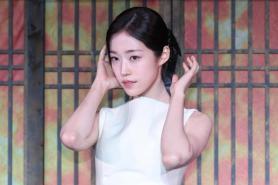 Roh Yoon-seo shines at The East Palace press event