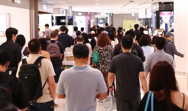 여름 정기세일 맞아 붐비는 백화점 
    서울연합뉴스 진연수 기자  국내 주요 백화점이 여름 정기 세일에 들어간 26일 서울 중구 롯데백화점 본점에서 시민들이 쇼핑을 하고 있다 
    롯데백화점은 2026 여름 정기 세일 행사를 열고 패션 스포츠 아동 리빙 400여개 브랜드 제품을 최대 40에 할인한다고 밝혔다 신세계백화점도 온리 신세계 세일 행사를 열고 360여개 브랜드 제품을 1050 할인해 판매한다 2026626
    jin90ynacokr2026-06-26 134323
저작권자 ⓒ ㈜연합뉴스 무단 전재 재배포 금지 AI 학습 및 활용 금지저작권자 ⓒ ㈜연합뉴스 무단 전재 재배포 금지 AI 학습 및 활용 금지