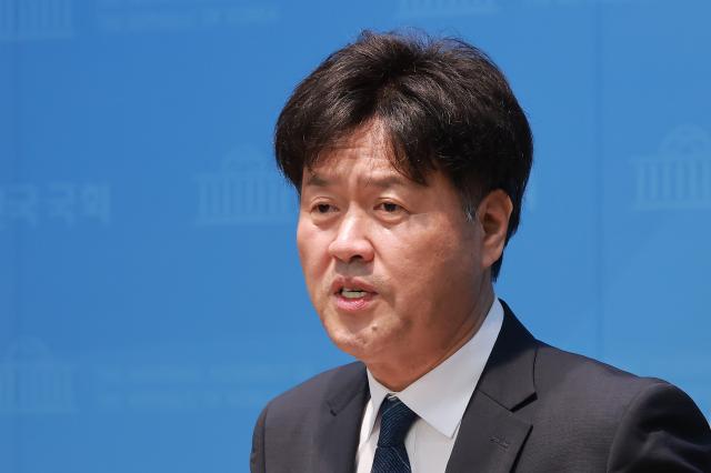 김용 전 민주연구원 부원장이 8일 국회 소통관에서 더불어민주당 최고위원 출마를 선언하고 있다사진연합뉴스